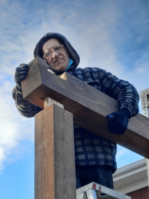 Artisan ébéniste de Bois Rich'Art assemblant une structure en bois massif avec la technique tenon et mortaise à l'Île d'Orléans